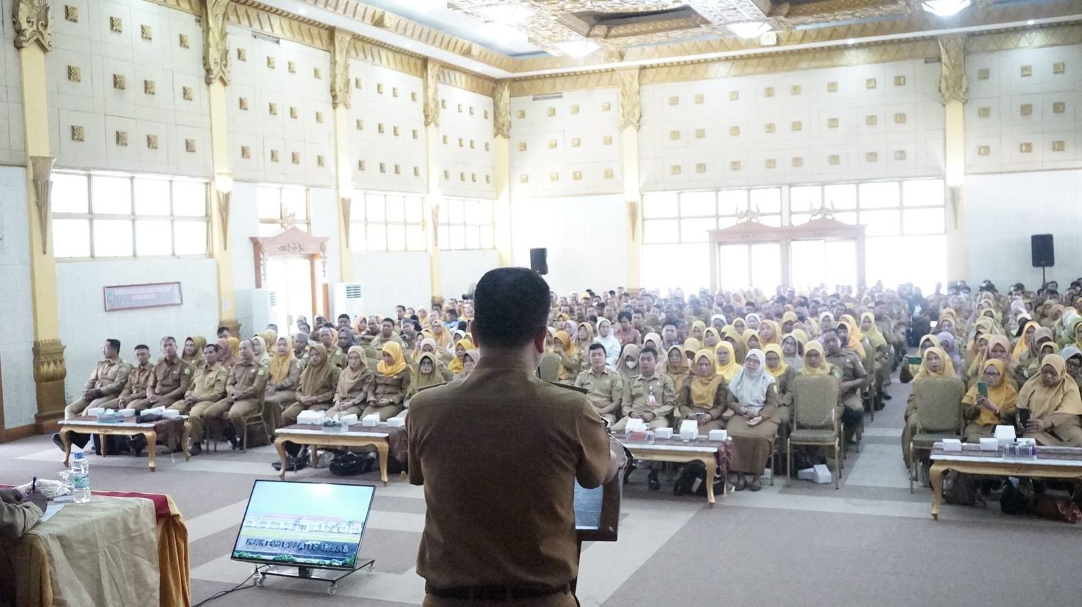 Bupati Sambas Satono saat memberikan arahan dalam Rapat Peningkatan Kapasitas Kepala Sekolah se-Kabupaten Sambas, Senin (16/6), di Aula Kantor Bupati Sambas. Foto: HO/Faktakalbar.id