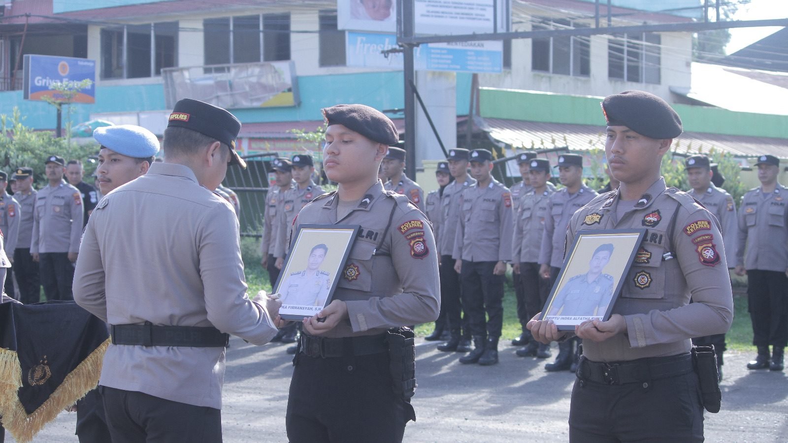 Upacara PTDH secara in absentia terhadap dua anggota Polres Ketapang digelar dengan prosesi pencoretan foto oleh Kapolres Ketapang, Senin (16/06/2025). Foto: HO/Faktakalbar.id
