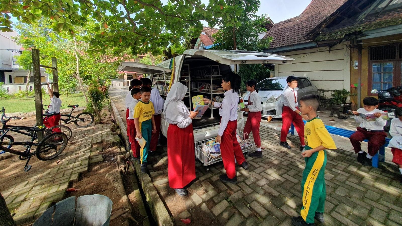 Siswa di Pontianak antusias menyambut mobil PerpusG2S dari Dinas Perpustakaan dan Kearsipan Pontianak. (Dok. Ist)