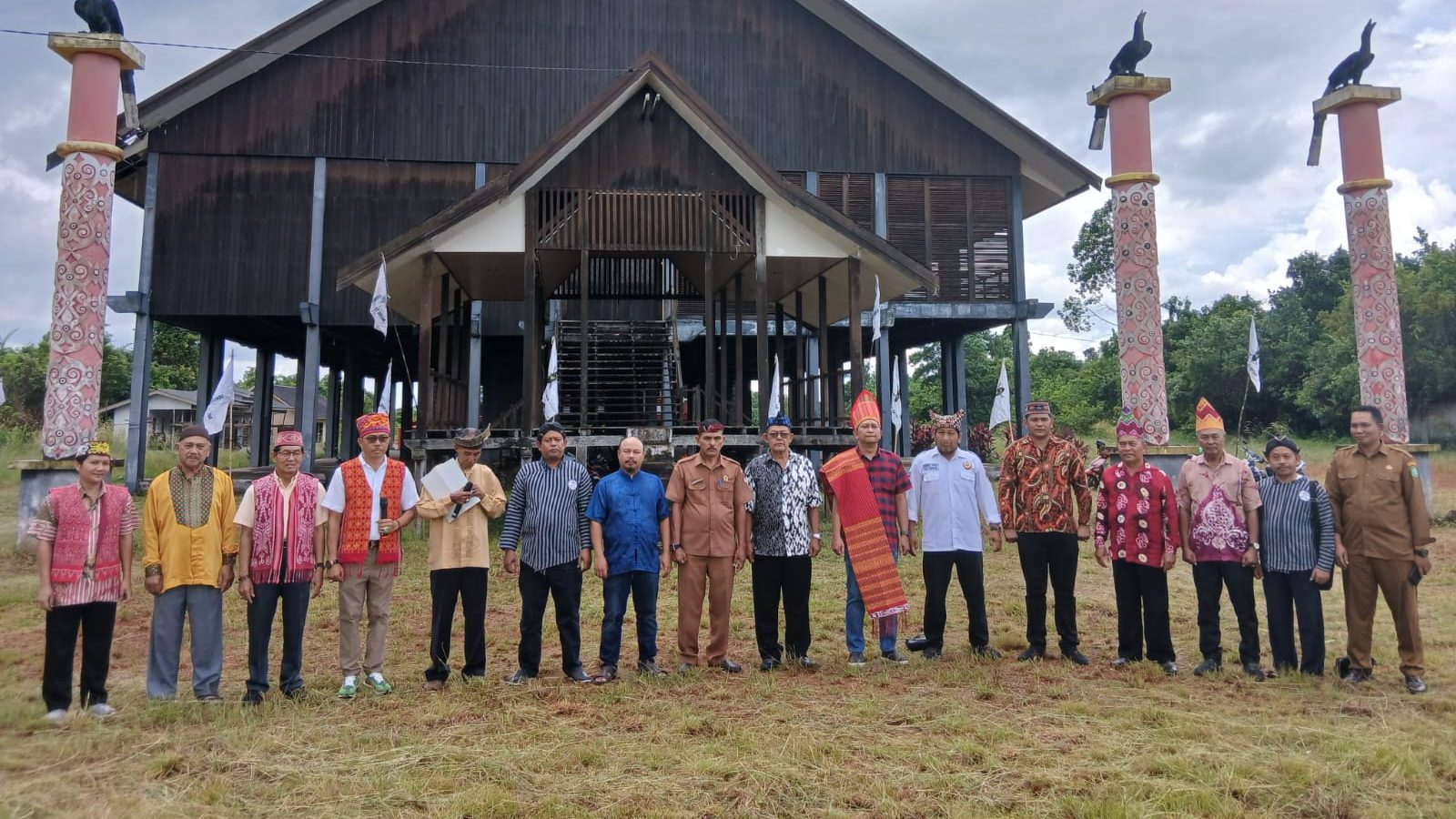 Ketua DAD Ketapang, Heronimus Tanam, bersama perwakilan organisasi etnis saat menyampaikan pernyataan sikap terkait dugaan penghinaan terhadap Bupati Ketapang. Foto: HO/Faktakalbar.id