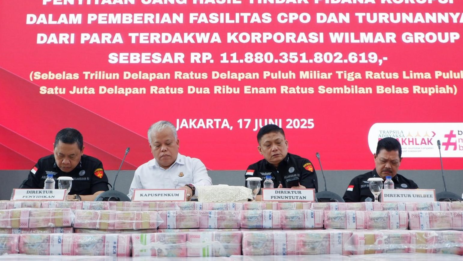 Direktur Penuntutan Kejaksaan Agung, Sutikno dalam konferensi pers di Gedung Bundar Jampidsus, Kejaksaan Agung, Jakarta, Selasa (17/6/2025). Foto: HO/Faktakalbar.id