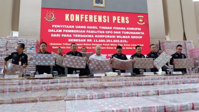 Tim Penuntut Umum JAM PIDSUS Kejaksaan Agung saat menunjukkan dokumen penyitaan uang Rp11,8 triliun dalam kasus korupsi ekspor CPO, Jakarta, Selasa (17/6/2025). Foto: HO/Faktakalbar.id
