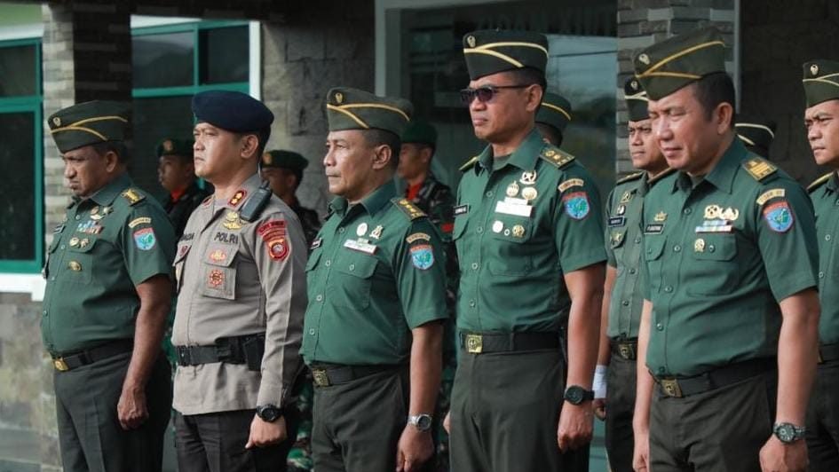 Personel TNI dan Polri di Kalbar mengikuti upacara bendera di Lapangan Upacara Mako Zidam XII/Tpr, Selasa (17/6/2025).Personel TNI dan Polri di Kalbar mengikuti upacara bendera di Lapangan Upacara Mako Zidam XII/Tpr, Selasa (17/6/2025). Foto: HO/Faktakalbar.id