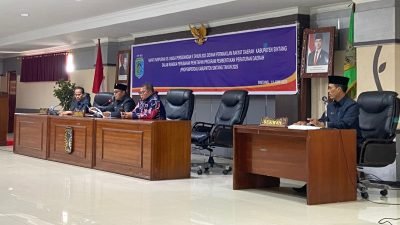 Rapat Paripurna oleh DPRD Sintang terkait Rancangan Peraturan Daerah (Raperda), di Gedung DPRD Sintang. Foto: HO/Faktakalbar.id