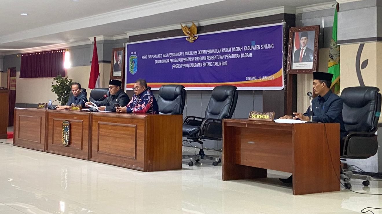 Rapat Paripurna oleh DPRD Sintang terkait Rancangan Peraturan Daerah (Raperda), di Gedung DPRD Sintang. Foto: HO/Faktakalbar.id