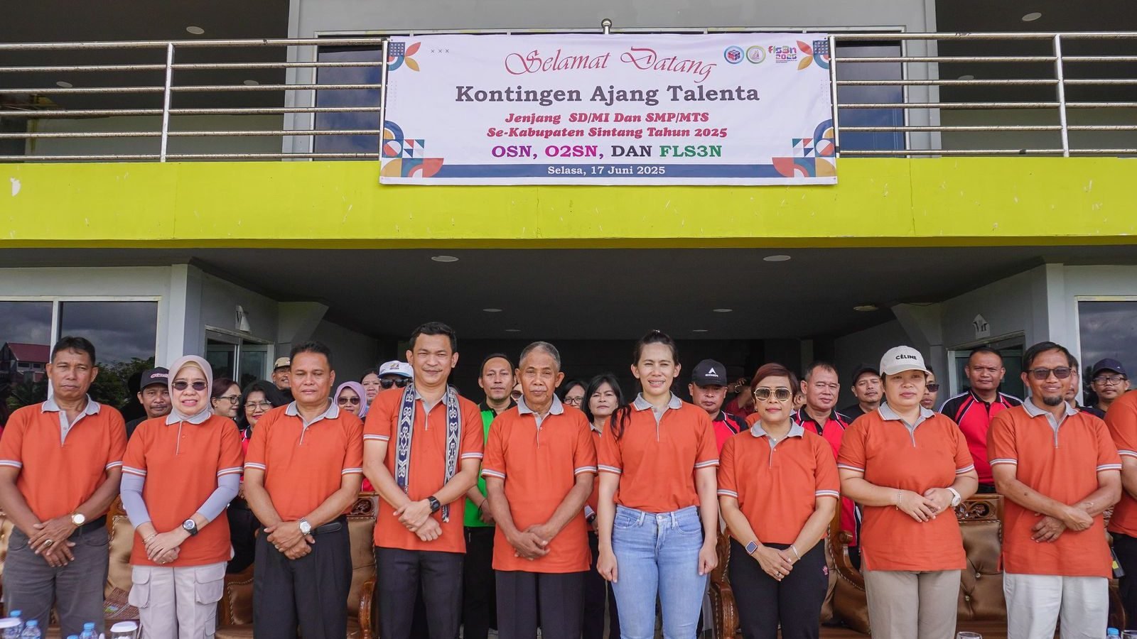 Wakil Bupati Sintang Florensius Ronny foto bersama panitia usai pembukaan Lomba Ajang Talenta 2025 tingkat SD/MI dan SMP/MTs se-Kabupaten Sintang di Stadion Baning. Foto: HO/Faktakalbar.id