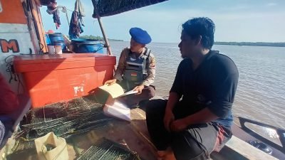 Aipda Aep Sumarno saat menyampaikan imbauan keselamatan kepada kru kapal TB Marina yang sedang lego jangkar di Sungai Pawan, Ketapang. (Dok. Ist)