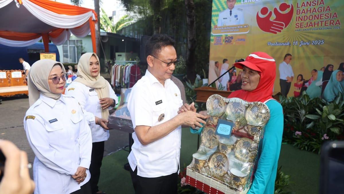 Wali Kota Pontianak Edi Rusdi Kamtono menyerahkan bingkisan dan bibit pohon kepada warga lansia pada peringatan Hari Lanjut Usia Nasional. Foto: HO/Faktakalbar.id