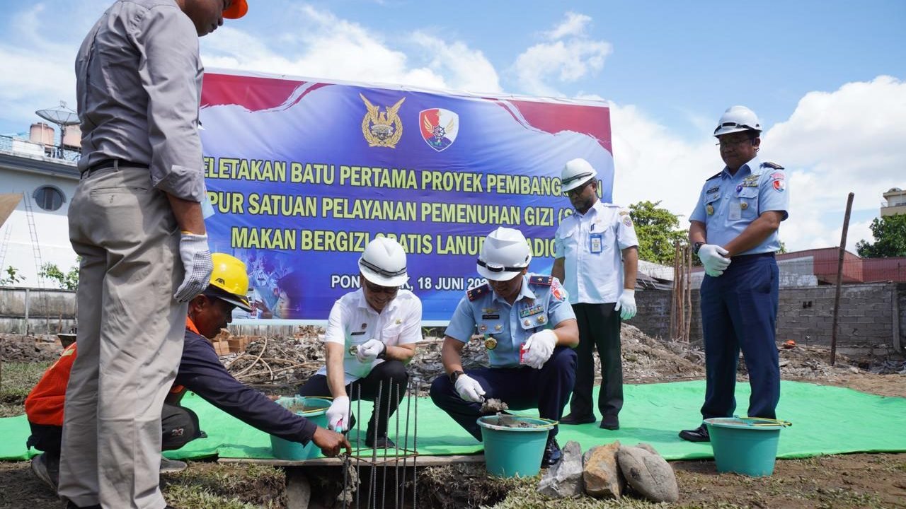 Peletakan batu pertama pembangunan dapur SPPG oleh TNI AU Lanud Supadio dalam mendukung Program Makan Bergizi Gratis (MBG). Foto: HO/Faktakalbar.id