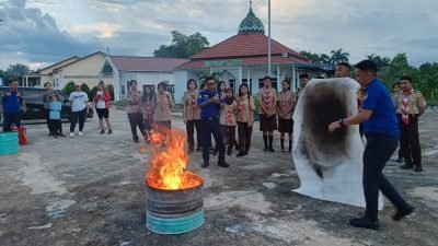 Peserta dari Saka Bhayangkara Polres Landak berlatih memadamkan api menggunakan APAR dalam simulasi kebakaran di Mapolres Landak. Foto: HO/Faktakalbar.id