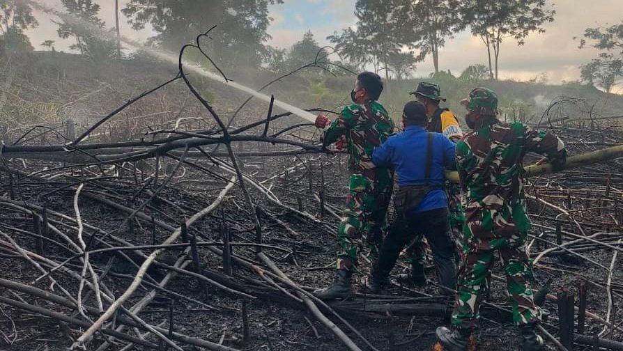 Anggota Kodim 1209/Bengkayang saat mengikuti simulasi penanggulangan karhutla bersama instansi terkait di wilayah Kecamatan Lumar, Bengkayang. Foto: HO/Faktakalbar.id