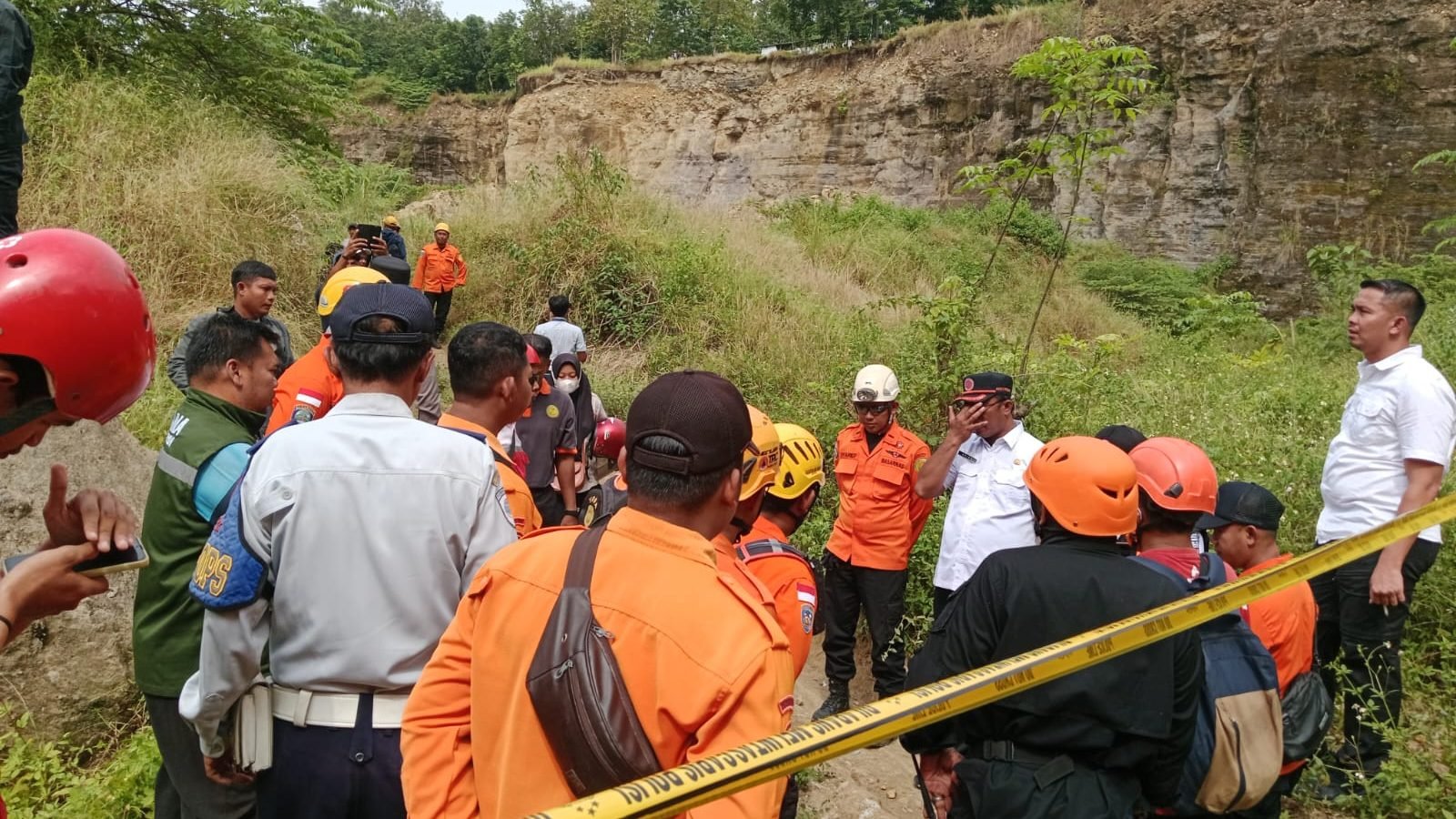 Tim gabungan saat melakukan pencarian korban tertimbun material longsor di Kota Cirebon, Jawa Barat pada Rabu (18/6). Sumber foto : BPBD Kota Cirebon.