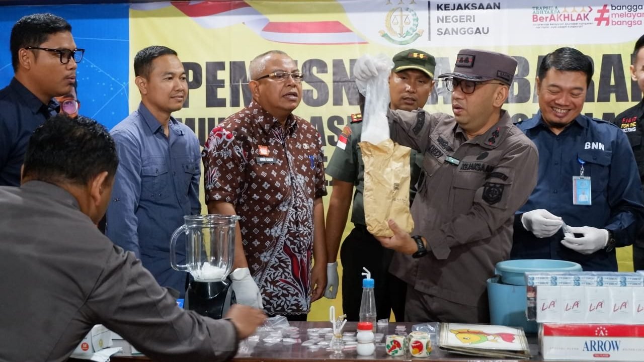 Kejaksaan Negeri Sanggau memusnahkan barang bukti dari 73 perkara tindak pidana di halaman Kantor Kejari Sanggau, Kamis (19/6/2025). Foto: HO/Faktakalbar.id