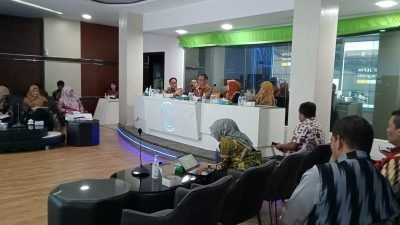 Wali Kota Pontianak Edi Rusdi Kamtono memimpin rakor membahas evaluasi ketenagakerjaan di Ruang Pontive Center. Foto: HO/Faktakalbar.id