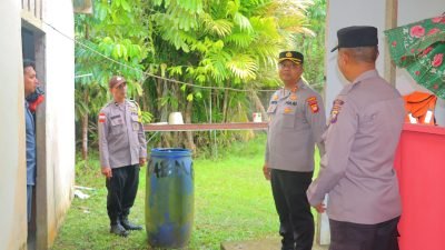 Kapolres Sambas saat melakukan pengecekan kesiapan Pospolsubsektor Temajuk, Kecamatan Paloh, Kamis (19/6/2025). Foto: HO/Faktakalbar.id