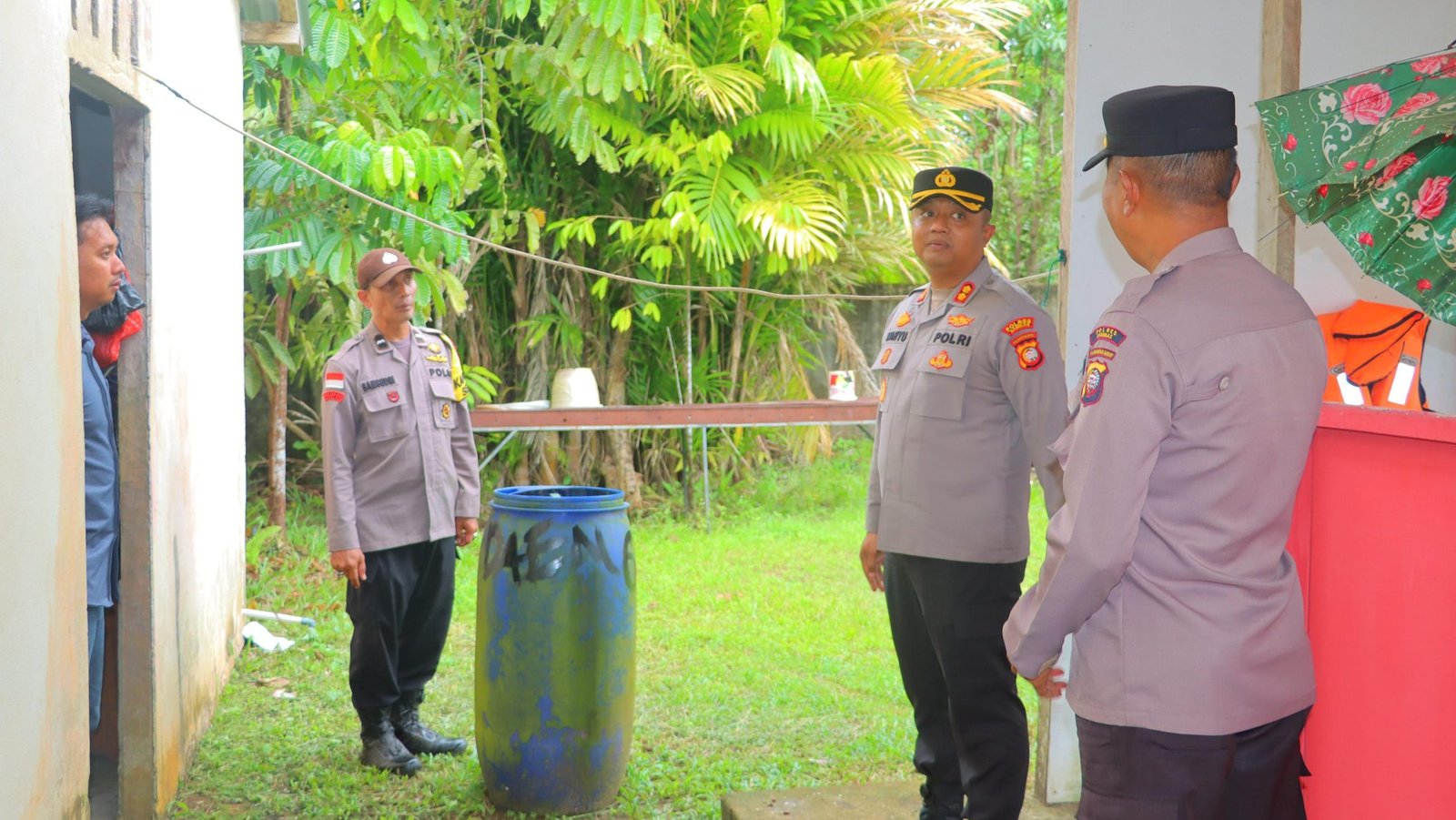 Kapolres Sambas saat melakukan pengecekan kesiapan Pospolsubsektor Temajuk, Kecamatan Paloh, Kamis (19/6/2025). Foto: HO/Faktakalbar.id