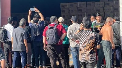Suasana di depan gudang yang diduga menyimpan ribuan oli palsu di Kubu Raya saat penggerebekan oleh aparat gabungan.
