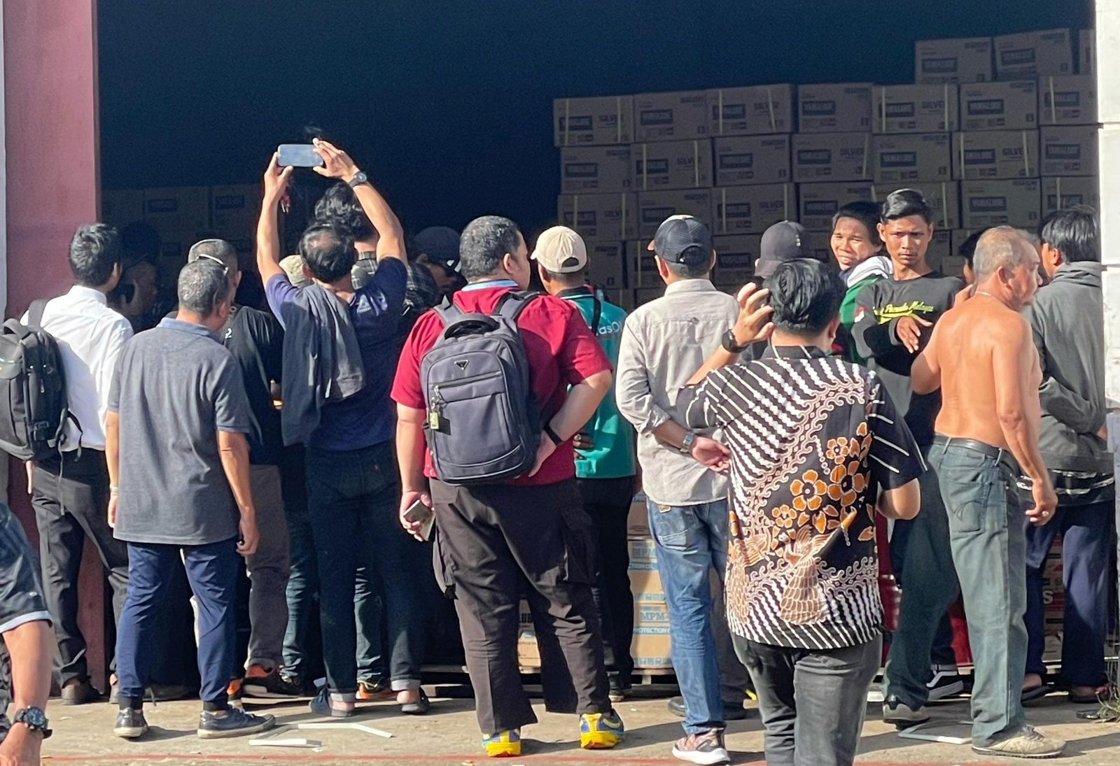 Suasana di depan gudang yang diduga menyimpan ribuan oli palsu di Kubu Raya saat penggerebekan oleh aparat gabungan.