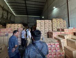Di balik pintu gudang: tumpukan oli ilegal yang kini dalam penyelidikan Polda Kalbar.