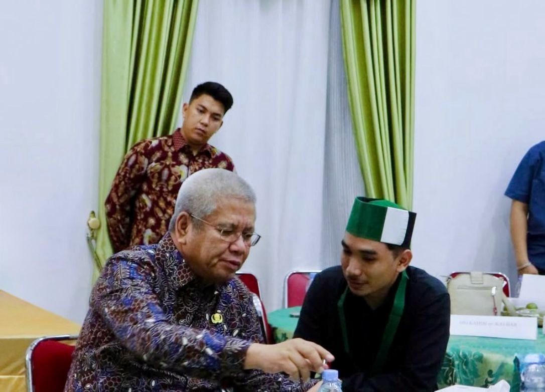 Di tengah diskursus publik terhadap anggaran fantastis pengadaan Mobil Dinas Pemprov Kalbar, keakraban Ketua Badko HMI Kalbar, M. Said (kiri), dengan Sekda Harisson (kanan), menjadi perhatian. Jika "Agent of Change" memilih berdiam diri, apakah potret ini jadi simbol bahwa kontrol sosial Organisasi Kemahasiswaan-Kepemudaan telah bertukar dengan kenyamanan personal? (Dok. Instagram/@said_alkata)