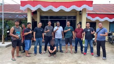 Tim gabungan dari Polres Sanggau dan Polda Kalbar saat mengamankan DK di Sungai Raya, Kamis (19/6/2025). Foto: HO/Faktakalbar.id