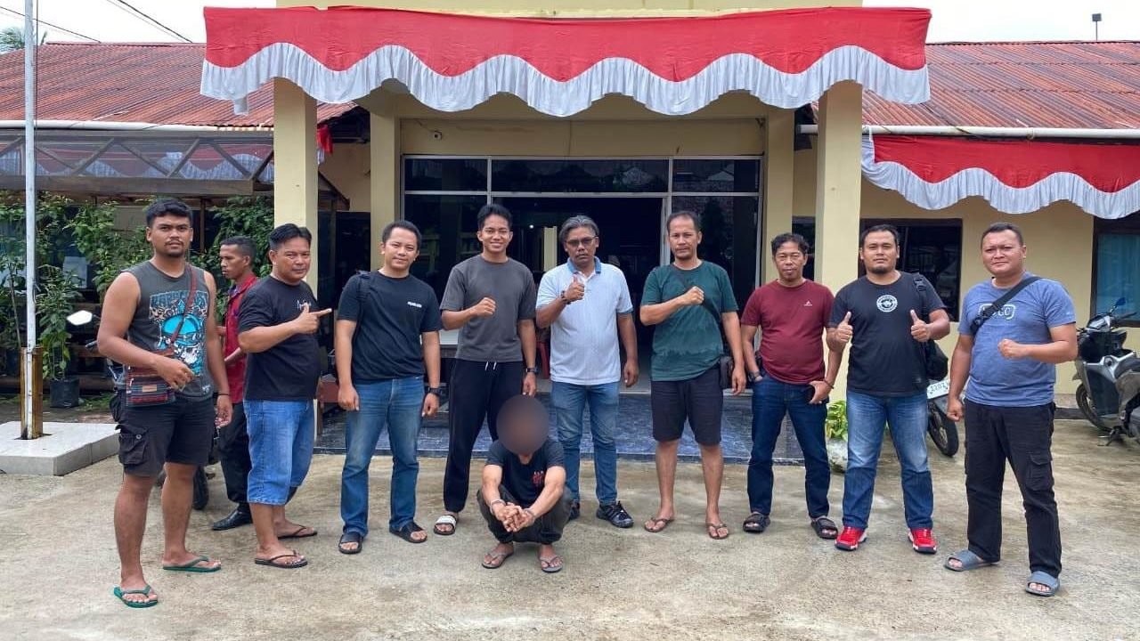 Tim gabungan dari Polres Sanggau dan Polda Kalbar saat mengamankan DK di Sungai Raya, Kamis (19/6/2025). Foto: HO/Faktakalbar.id