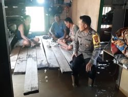 Bhabinkamtibmas Imbau Warga Sungai Kelik Waspada Banjir Akibat Naiknya Debit Sungai Pawan