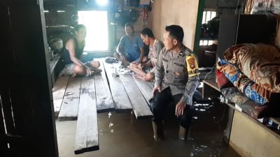Bhabinkamtibmas Imbau Warga Sungai Kelik Waspada Banjir Akibat Naiknya Debit Sungai Pawan