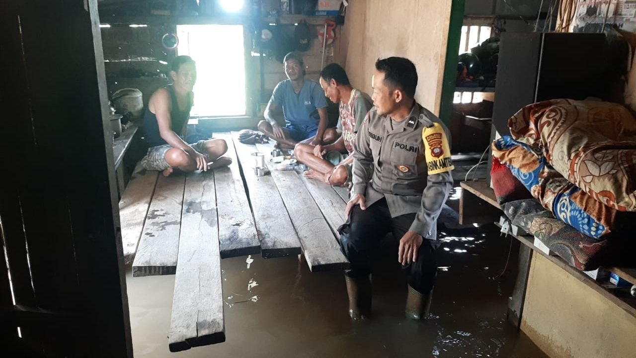 Aipda Teguh memberikan imbauan langsung kepada warga Desa Sungai Kelik guna meningkatkan kewaspadaan menghadapi potensi banjir dari Sungai Pawan. Foto: HO/Faktakalbar.id