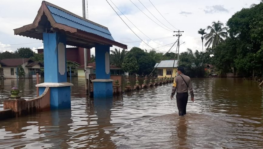 Banjir setinggi betis orang dewasa mulai merendam kawasan permukiman warga di sekitar bantaran Sungai Pawan, Kecamatan Nanga Tayap, menyusul meningkatnya debit air akibat curah hujan tinggi dalam beberapa hari terakhir. Foto: HO/Faktakalbar.id