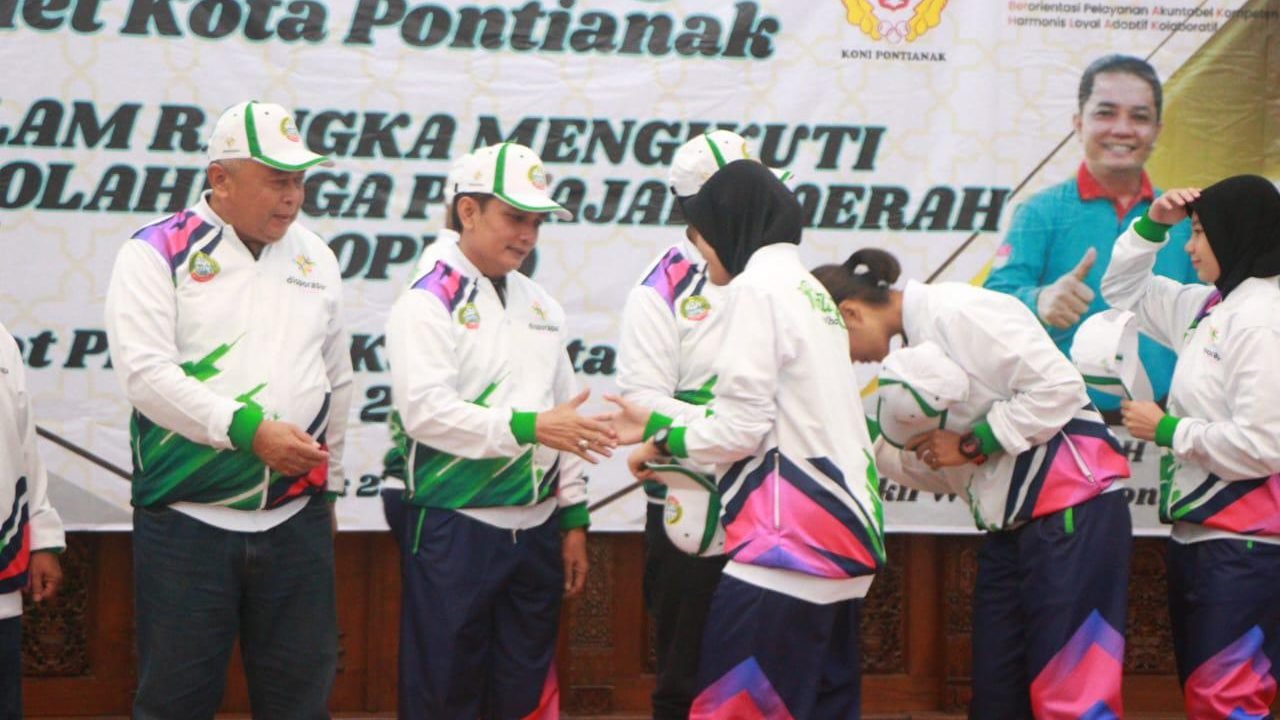 Wakil Wali Kota Pontianak Bahasan melepas Kontingen Kota Pontianak yang akang berlaga di POPDA Provinsi Kalbar 2025. Foto: HO/Faktakalbar.id