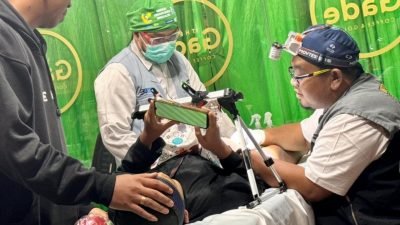 Abdi Hafiz Ramadhan bermain game di ponsel saat sedang dikhitan oleh tim medis di acara Pegadaian Pontianak