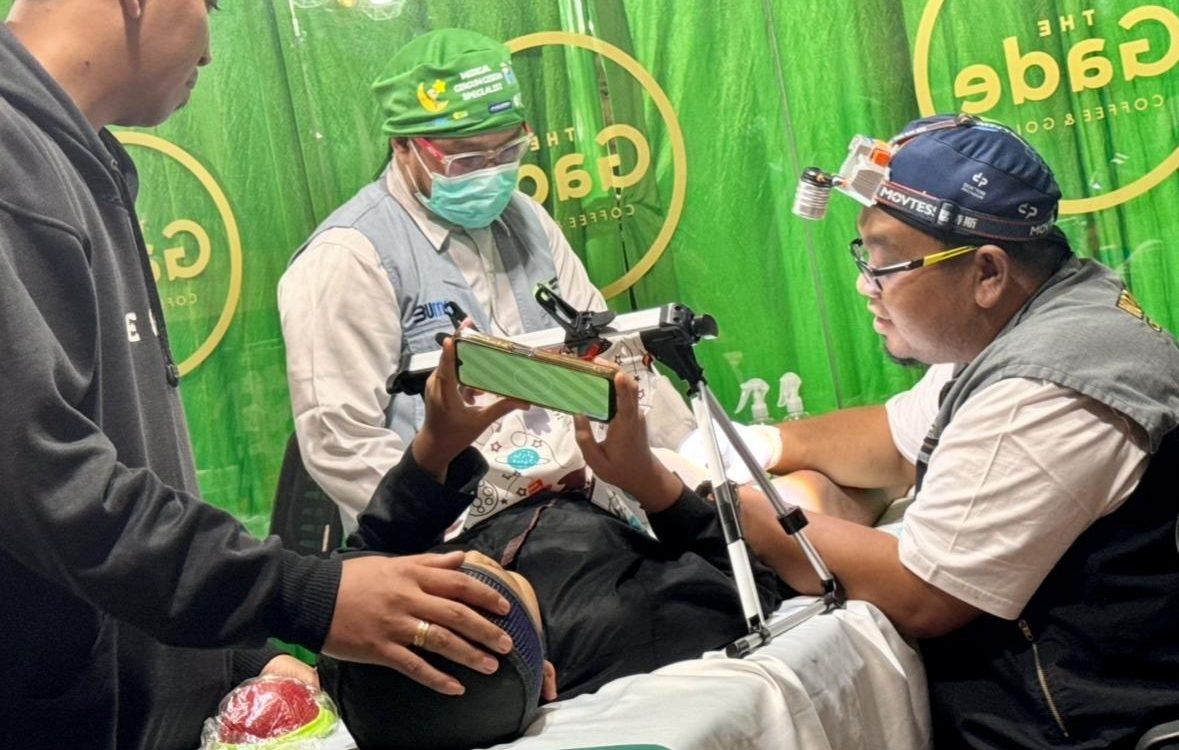 Abdi Hafiz Ramadhan bermain game di ponsel saat sedang dikhitan oleh tim medis di acara Pegadaian Pontianak