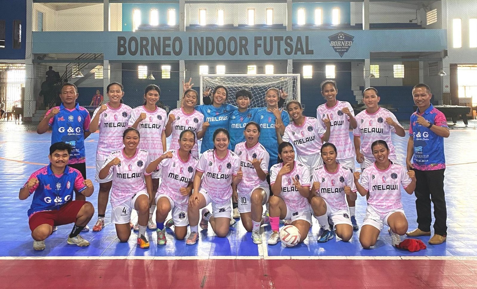 Tim G&G Putri Kapaal, berfoto bersama sebelum bertolak ke Banjarmasin untuk berlaga di ajang Nusantara Futsal League (NFL) 2025 tingkat nasional. Dukungan penuh masyarakat Kalbar menjadi penyemangat utama mereka. (Dok. On/Faktakalbar.id)