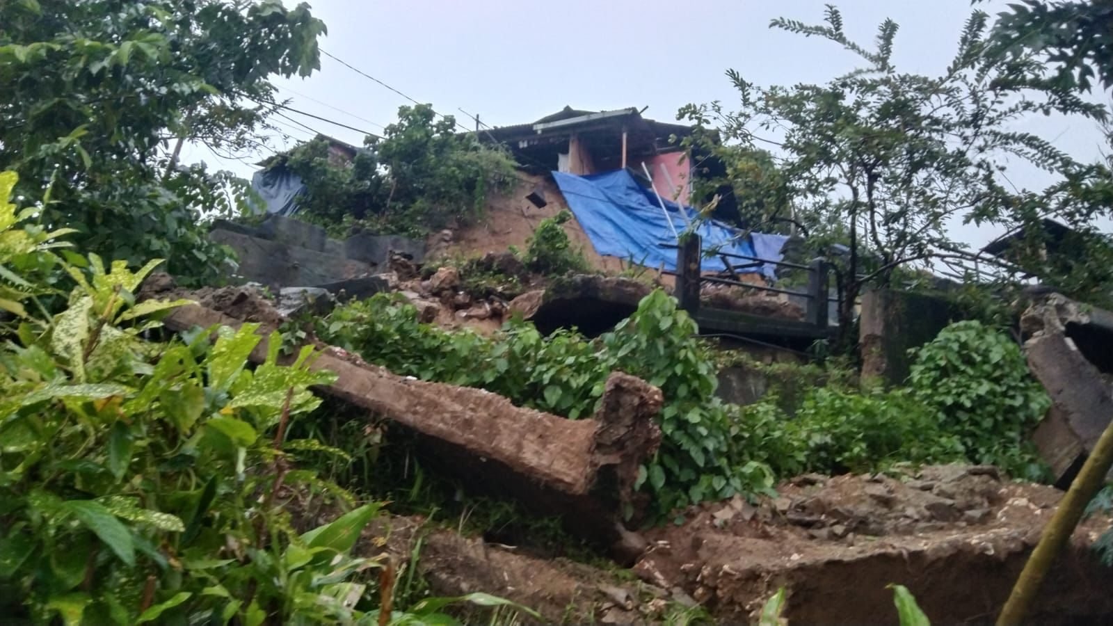 Kondisi tanah longsor yang menerjang permukiman di Kota Ambun, Maluku, pada Sabtu (21/6). Sumber Foto: BPBD Kota Ambon