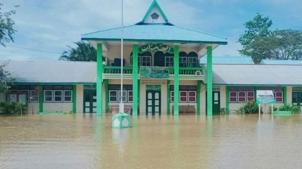 Banjir sebabkan rumah dan fasilitas umum di Kabupaten Halmahera Selatan terendam, Minggu (22/6). Sumber Foto: BPBD Kabupaten Halmahera Selatan