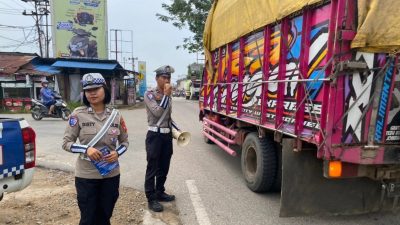 Personel Satlantas Polres Sekadau saat membagikan brosur keselamatan kepada pengendara dalam kegiatan penerangan keliling di depan SMPN 1 Sekadau, Senin (23/6/2025). Foto: HO/Faktakalbar.id