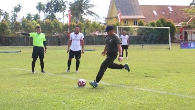 Kasdam XII/Tpr Brigjen TNI Putra Widyawinaya menendang bola sebagai tanda dibukanya Lomba Mini Soccer Antar Satuan dalam rangka HUT ke-67 Kodam XII/Tanjungpura. Foto: HO/Faktakalbar.id