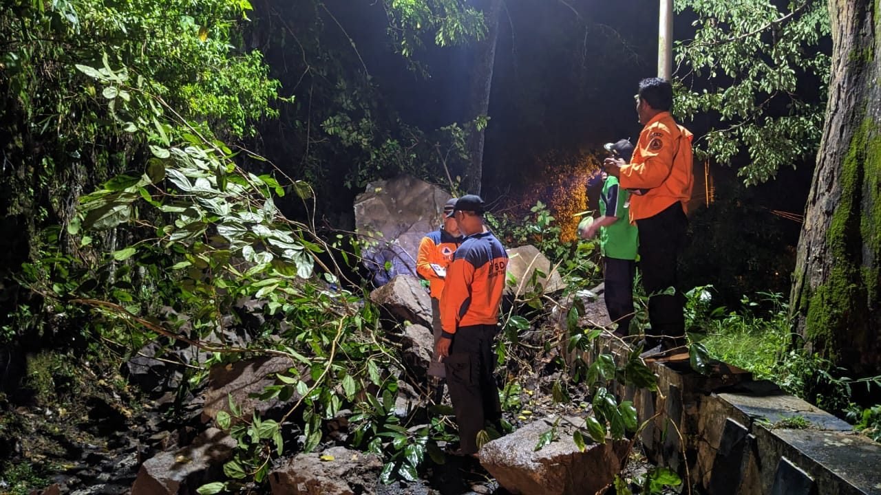 Personil BPBD Kabupaten Ponorogo melakukan asesmen lokasi terdmpak longsor di jalan Lingkar Telaga Ngebel, Ponorogo pada Sabtu (21/6). Sumber Foto: BPBD Kabupaten Ponorogo