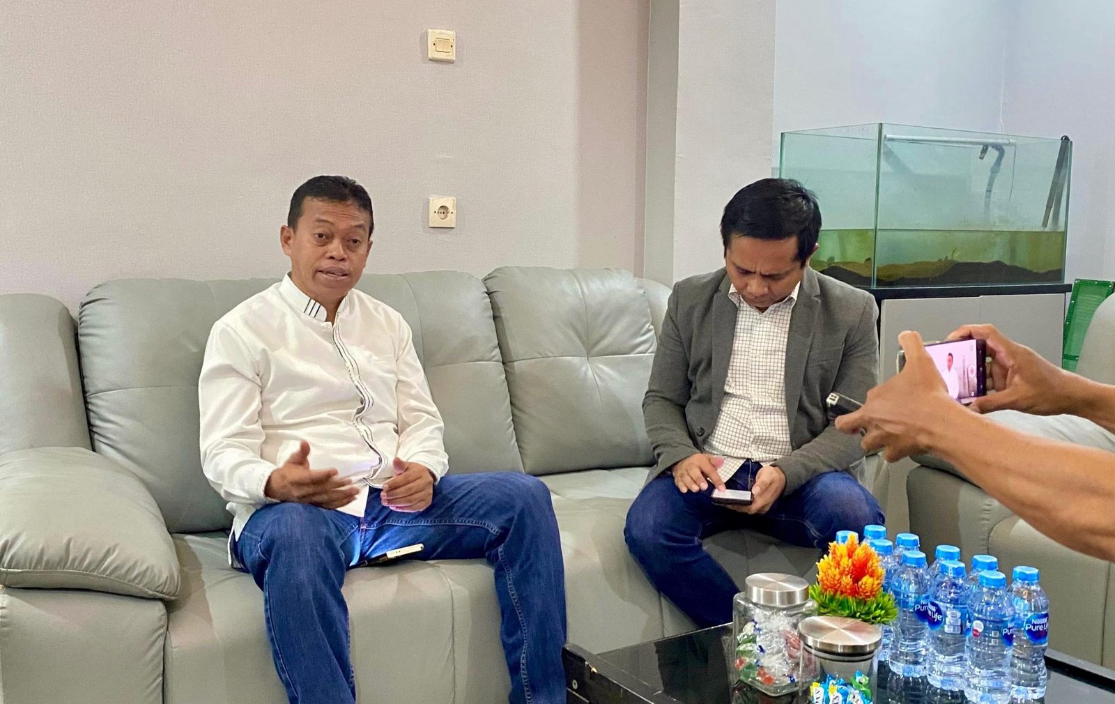 "Abdul Lafaz Isnainy, VP Pegadaian Area Kalimantan Barat, menyampaikan pernyataan saat konferensi pers di Kantor Pegadaian Pontianak. Dok. Faktakalbar.id"