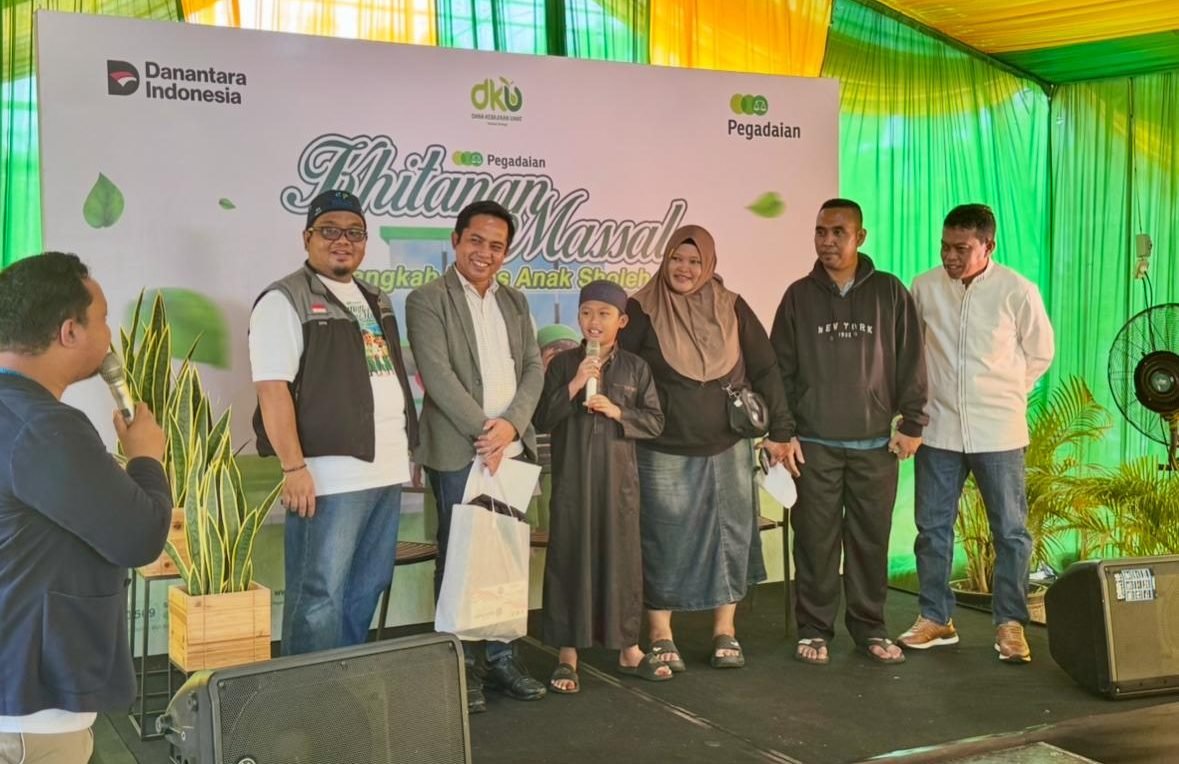 Holilur Rohman (Kadiv Usaha Syariah Pegadaian), dan Abdul Lapaz Isnainy (Senior Vice President PT Pegadaian Area Kalimantan Barat), dalam agenda Khitanan Massal "Langkah Emas Anak Soleh", Minggu, (22/6/2025). (Dok. Faktakalbar.id)