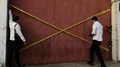 "Gudang penyimpanan oli palsu di Pergudangan Extra Joss Kubu Raya yang telah disegel dengan police line oleh Ditreskrimsus Polda Kalimantan Barat."