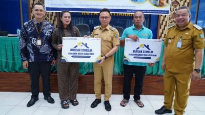 Wali Kota Pontianak Edi Rusdi Kamtono menyerahkan secara simbolis bantuan stimulan perbaikan RTLH dan WC kepada warga penerima manfaat. Foto: HO/Faktakalbar.id