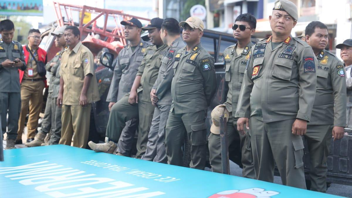 Tim penertiban membongkar sebuah bangunan kafe yang berdiri tanpa mengantongi Persetujuan Bangunan Gedung (PBG) di Jalan Gajah Mada. Foto: HO/Faktakalbar.id