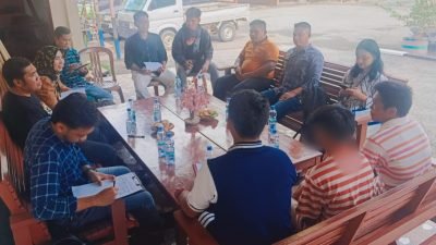 Petugas Polsek Sekayam bersama pihak terkait saat memimpin proses diversi bagi anak pelaku pencurian di Mapolsek Sekayam, Sanggau, Foto: HO/Faktakalbar,id