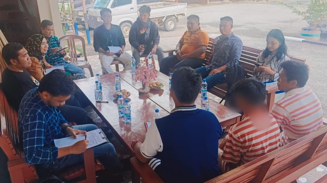 Petugas Polsek Sekayam bersama pihak terkait saat memimpin proses diversi bagi anak pelaku pencurian di Mapolsek Sekayam, Sanggau, Foto: HO/Faktakalbar,id