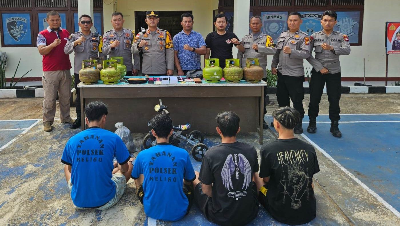 Empat pelaku pencurian yang diamankan Polsek Meliau bersama sejumlah barang bukti hasil kejahatan yang berhasil disita dari delapan lokasi berbeda. Foto: HO/Faktakalbar.id