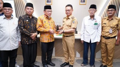 Wali Kota Pontianak Edi Rusdi Kamtono menyerahkan cenderamata kepada Wakil Wali Kota Padang Maigus Nasir. Foto: HO/Faktakalbar.id