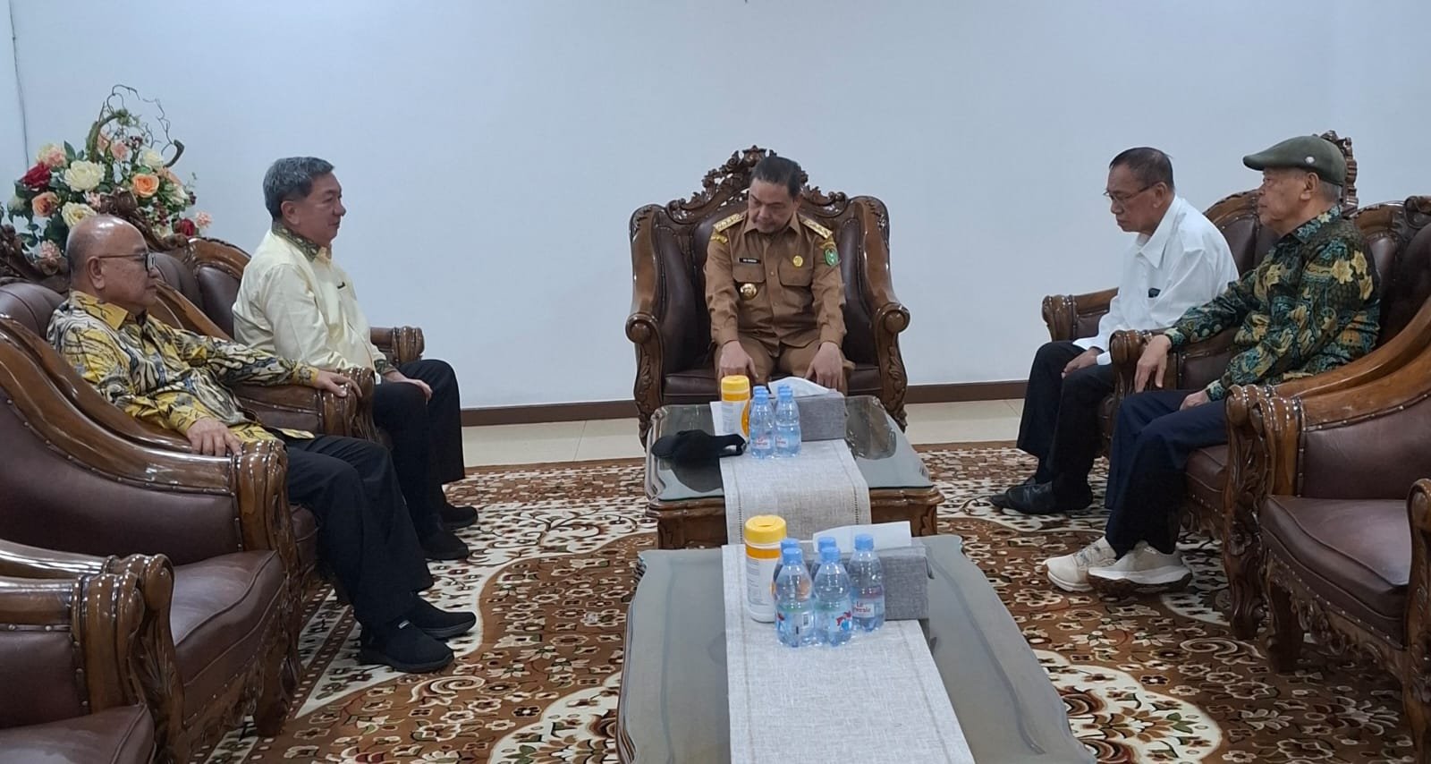 Ketua KADIN Kalbar Santyoso bersama jajaran pengurus saat audiensi dengan Gubernur Kalbar Ria Norsan di Pendopo Gubernur, Pontianak (25/6/2025). Foto: HO/Faktakalbar.id