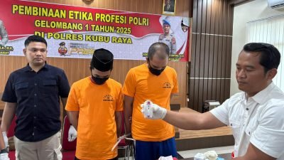 Dua tersangka peredaran narkoba, AI dan IN diamankan dan menyaksikan pemusnahan sabu yang dibawa mereka seberat 395,7 gram (foto: Polres Kubu Raya)